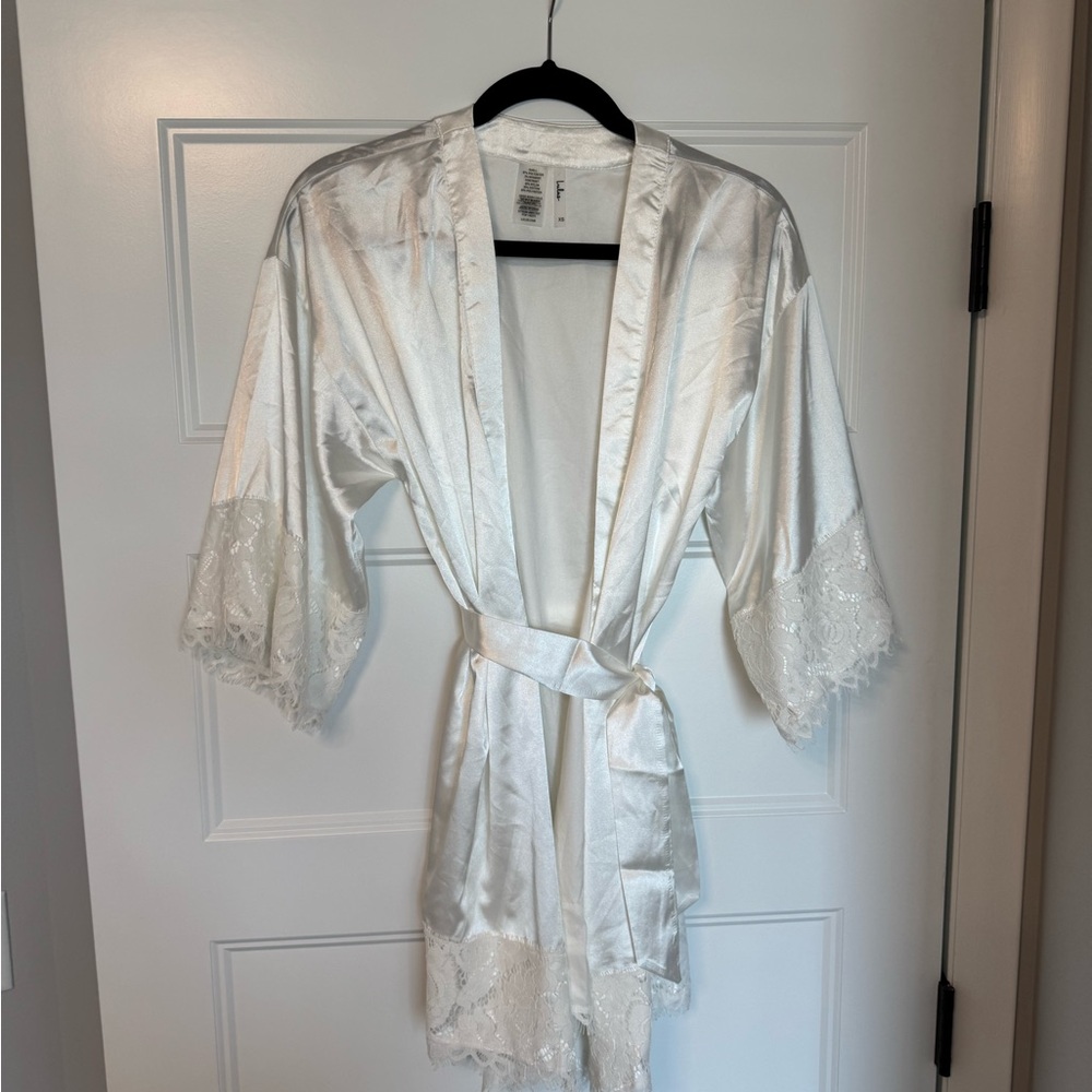 White Lulus Robe. Brand new, worn once for photos!